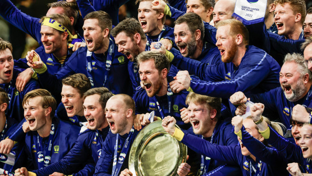 Rekord-Europameister Schweden feiert bei der Handball-Europameisterschaft 2022.