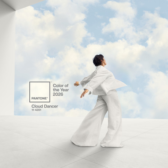 Das Key Visual der Color of the Year 2026 „Pantone 11-4201 Cloud Dancer“ setzt auf Emotion.&nbsp;