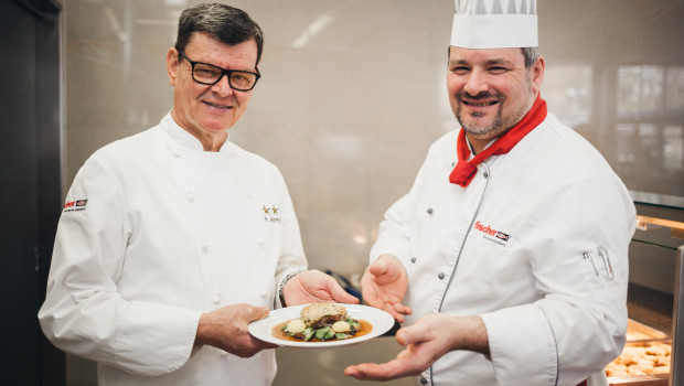 Sternekoch Harald Wohlfahrt (links) und Franky Gissinger, Küchenchef des Fischer-Betriebsrestaurants am Hauptsitz in Tumlingen präsentieren ihre Kreation.