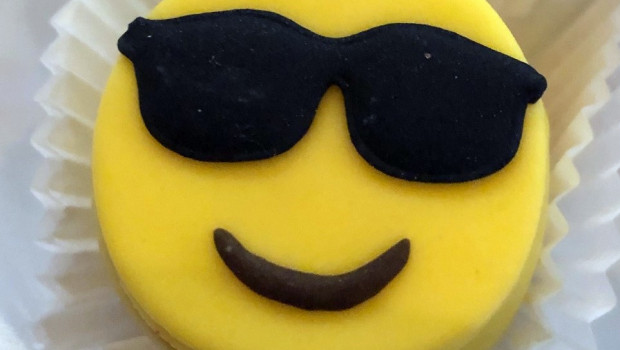 Gestern wurde Ralf Meistes von Dachser "offiziell", aber in einem privaten Rahmen verabschiedet. Da Ralf Meistes, ein überzeugter Träger von Sonnenbrillen, seine Mails immer mit einem Sonnenbrillen-Emoji versah, gab es ihn deshalb zur Nachspesie aus Marzipan zum "Fressengernhaben". Gestern wurde Ralf Meistes von Dachser "offiziell", aber in einem privaten Rahmen verabschiedet. Da Ralf Meistes, ein überzeugter Träger von Sonnenbrillen, seine Mails immer mit einem Sonnenbrillen-Emoji versah, gab es ihn deshalb zur Nachspesie aus Marzipan zum "Fressengernhaben".