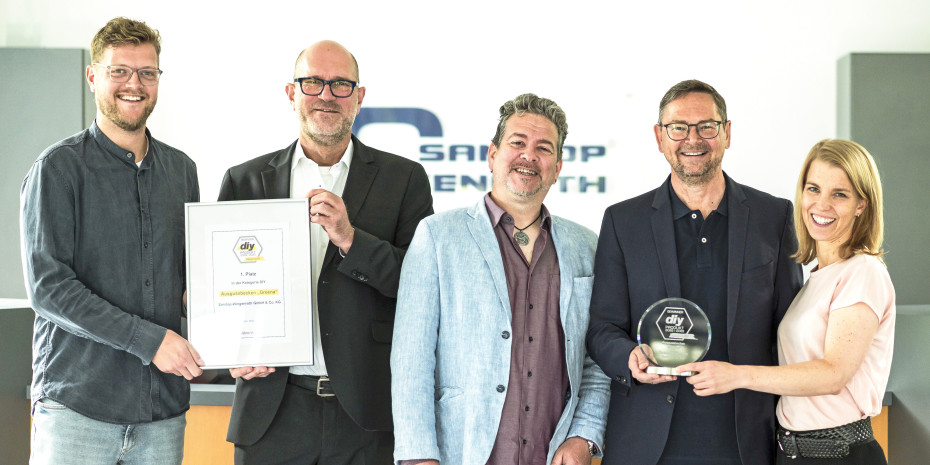 Übergabe von Pokal und Urkunde mit Raphael Hövener, Projektkoordination Marketing (von links), Hansjoerg Hußlein, Key Account Manager DIY, Redakteur Oliver Mengedoht, Geschäftsführer Christian Hajek und Wenke Kohl, Leitung Marketing und Kommunikation.