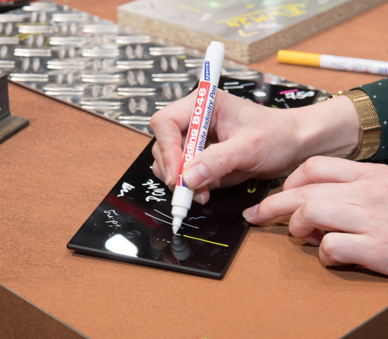 Der 8046 ready white Industry Pen eignet sich für die Beschriftung dunkler Materialien.
