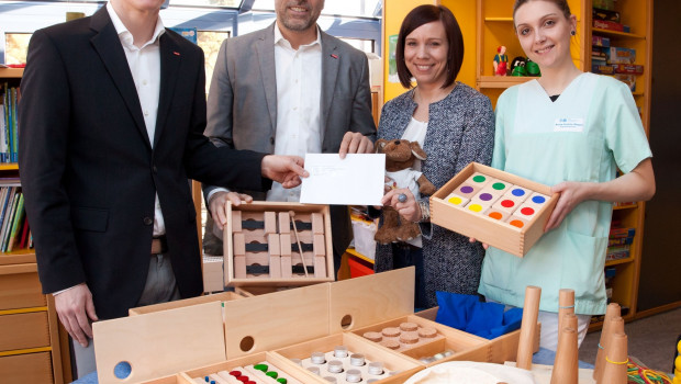 Alexander Lüdemann (v.l.n.r.) und Jörg Weisgerber von der Velux Deutschland GmbH übergeben Jasmin Steinmetz und Anne-Catrin Nagel von der Elterninitiative krebskranker Kinder im Saarland e. V. vier Geräte zur Therapieförderung der Sinneswahrnehmung und Feinmotorik.