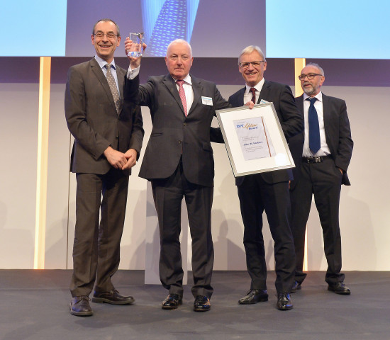 Der Preis wird vom BHB und dem Dähne Verlag vergeben. Von links: Marc Dähne, John Herbert, der BHB-Vorsitzende Detlef Riesche und der Laudator Manfred Valder.
Der Preis wird vom BHB und dem Dähne Verlag vergeben. Von links: Marc Dähne, John Herbert, der BHB-Vorsitzende Detlef Riesche und der Laudator Manfred Valder.