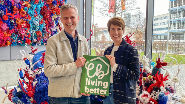 Peter Bachmann, Gründer und Geschäftsführer des Sentinel Haus Instituts, und Petra Hornberger, Brand Director Garden & Living im Burda Verlag, haben die Initiative angekündigt.