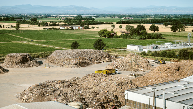 Das italienische Egger-Werk in Caorso setzt 100 Prozent Recyclingholz in der Produktion seiner Spanplatten ein. Das zeigt der Blick auf den Holzplatz. Das italienische Egger-Werk in Caorso setzt 100 Prozent Recyclingholz in der Produktion seiner Spanplatten ein. Das zeigt der Blick auf den Holzplatz.