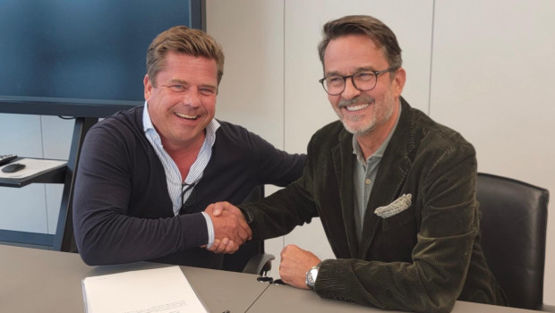 Phillip Wagner (l.), Operating Partner bei Fidelium Partners, der während der Transformation&nbsp;auch als Geschäftsführer von JWO tätig war, und Thorsten Koch, Vorstand der Ewald Dörken AG und CEO der Dörken Coatings, haben den Übernahmevertrag unterzeichnet.