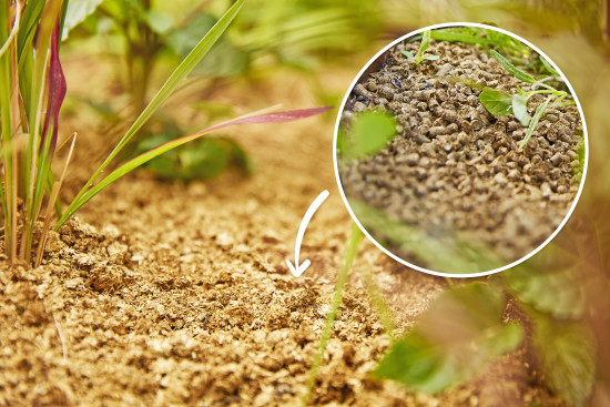 Die Pellets bestehen aus naturbelassenem Weizenstroh. Bei Wasserzugabe quellen sie auf das Vierfache  ihres Volumens auf.