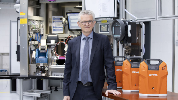 Stihl-Vorstandsvorsitzender Bertram Kandziora in der Akku-Fertigung in Waiblingen. Dort fertigt das Unternehmen rückentragbare Akkus für den Profianwender. Foto: obs/Andreas Stihl AG & Co. KG/Katrin Spannblöchl