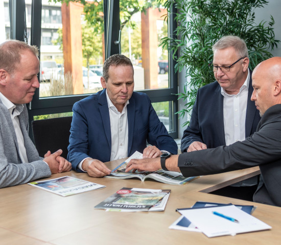 Martin Beckwermert (v.l.), Christoph Bültel, Joachim Schock und Matthias Cmok diskutieren über den neuen Produktkatalog.