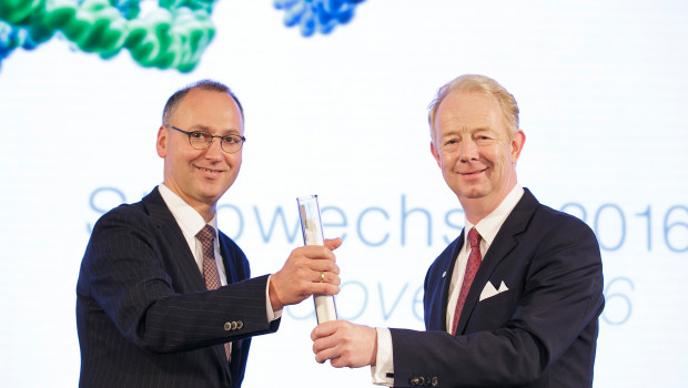 Vor rund 150 internen Gästen übernahm Werner Baumann (l.) den Staffelstab und damit den Vorstandsvorsitz der Bayer AG aus den Händen von Dr. Marijn Dekkers.  Foto: OBS/Bayer AG