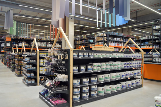 In den Abteilungen Farben und Wandbeläge betont die Holz-Deko der Präsentation in angedeuteter Dachform das Thema Home Improvement. In den Abteilungen Farben und Wandbeläge betont die Holz-Deko der Präsentation in angedeuteter Dachform das Thema Home Improvement.