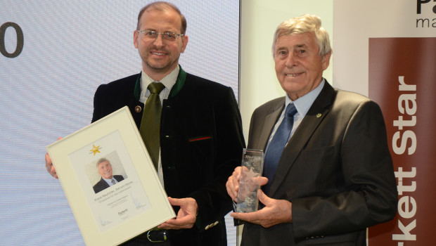 Franz Neuhofer und Franz Neuhofer sen. (rechts) bei der Verleihung auf der Domotex 2020 in Hannover.