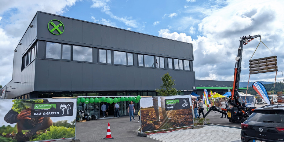 Das neue Bau- und Agrar­zentrum in Außernbrünst verfügt über ein 1.200 m² großes Baustofflager und einen Baufachmarkt auf 635 m².