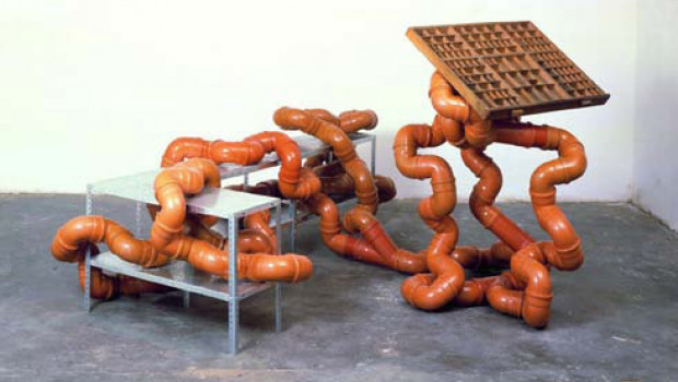 Kunst aus Baumarktmaterialien wie die von Tony Cragg: Die Predigt (1985) zeigt die Städtische Galerie in Bietigheim-Bissingen.