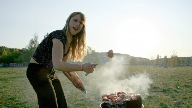 Grillen ist Deutschen im Sommer wichtiger als die Liebe (Bild: Henrik Vogel, pixelio).