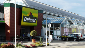 Dehner rüstet Parkplätze in Rain mit Ladesäulen aus