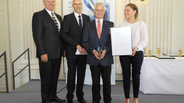 Münchens Hagebaumarkt-Geschäftsführer Burkhard von Fritsch (2. v. r.) nimmt den Rudolf-Egerer-Preis vom Vorstandsvorsitzenden der Akademie Handel Jürgen H. Dörfler
