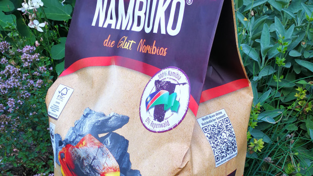 Die von DHG vertriebene Nambuko-Grillholzkohle wird in Namibia produziert. Der QR-Code ermöglicht nun die Rückverfolgung der Produktionsschritte.