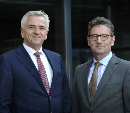 Die beiden Gruppen passen gut zusammen meinen die Vorstandsvorsitzenden Harry Bruijniks (Euretco) und Franz-Josef Hasebrink (EK-Servicegroup). Die beiden Gruppen passen gut zusammen meinen die Vorstandsvorsitzenden Harry Bruijniks (Euretco) und Franz-Josef Hasebrink (EK-Servicegroup).