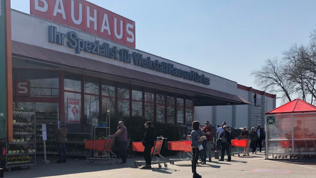 Schlange stehen vor dem Baumarkt: Wegen der Corona-Hygiene gehören auch solche Bilder zum Alltag im DIY-Handel. Schlange stehen vor dem Baumarkt: Wegen der Corona-Hygiene gehören auch solche Bilder zum Alltag im DIY-Handel.