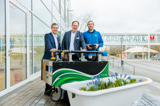 Daniel Brandt, Stefan Obser und Jan Bley mit dem Bewässerungsroboter von Innok Robotics.