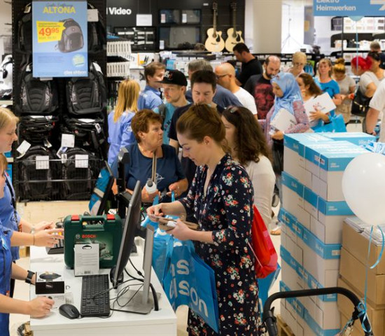 Gestern fand die zweite Eröffnung von Clas Ohlson in Hamburg statt.
Gestern fand die zweite Eröffnung von Clas Ohlson in Hamburg statt.