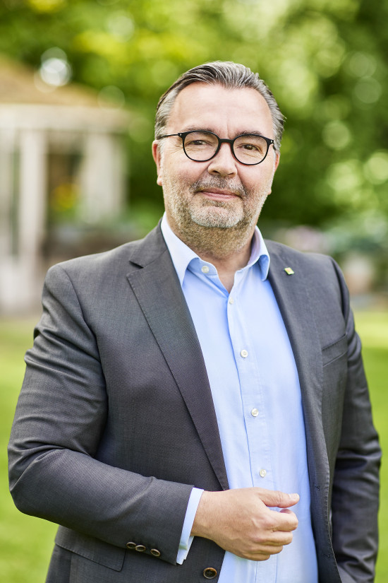 „Nachhaltigkeit bedeutet für uns weit mehr als nur Bäume zu pflanzen. Natürlich ist das wichtig. Aber es ist zu kurz gesprungen“, betont Compo-CEO Stephan Engster. „Nachhaltigkeit bedeutet für uns weit mehr als nur Bäume zu pflanzen. Natürlich ist das wichtig. Aber es ist zu kurz gesprungen“, betont Compo-CEO Stephan Engster.