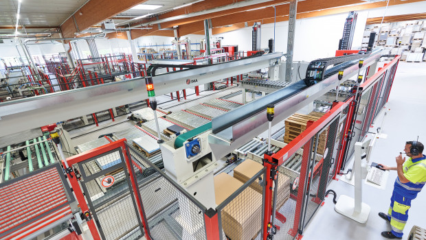 Die neue Anlage ermöglicht Kunden Flexibilität von der Serienfront bis hin zu Sonderformaten. Die neue Anlage ermöglicht Kunden Flexibilität von der Serienfront bis hin zu Sonderformaten.