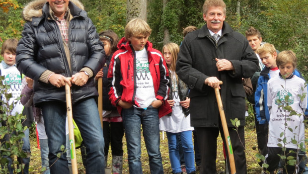 Dr. Hansjörg Flassak, Geschäftsführer Dehner, und Rains erster Bürgermeister Gerhard Martin bei der Baumpflanzaktion.
