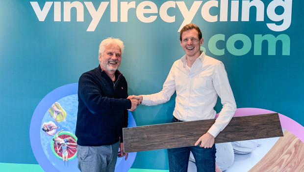 Huib van Gulik, CEO von Vinylrecycling.com, und Joost Luhmann, Sustainability Manager bei Novalis, arbeiten künftig zusammen an der Wiederverwendung von Vinyl-Fußböden.