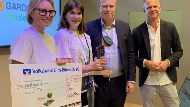 Sylvie Basler und Claudia Nassif von FYTA aus Berlin nehmen von Gardena-Chef Pär Åström und Marco dem Brand Director von Gardena (von links) die Auszeichnung des mit 5.000 Euro dotierten 1. Platzes beim "Gardena brand award" entgegen.
Sylvie Basler und Claudia Nassif von FYTA aus Berlin nehmen von Gardena-Chef Pär Åström und Marco dem Brand Director von Gardena (von links) die Auszeichnung des mit 5.000 Euro dotierten 1. Platzes beim "Gardena brand award" entgegen.