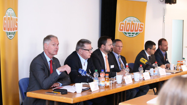 Eindruck von der Bilanz-Pressekonferenz: Johannes Scupin, Sprecher der Geschäftsführung Globus SB-Warenhaus, Erich Huwer, Sprecher der Geschäftsführung Globus Fachmärkte, Christian Heins, Geschäftsführer Globus Holding, Thomas Bruch, Geschäftsführender Gesellschafter Globus Holding, Sergej Kuropatov, Geschäftsführer Globus Russland, und Volker Schaar, Sprecher der Geschäftsführung Globus Russland (v. l.).