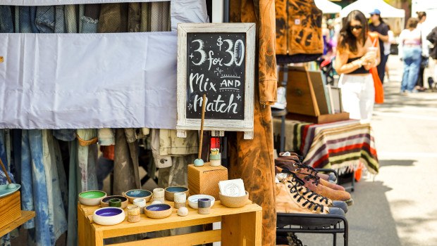 Früher praktisch nur auf dem Flohmarkt, heute ein Trend im Netz: Secondhandware wird immer beliebter.