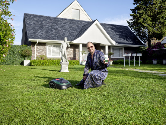 Für die Szene mit dem Mähroboter wurde eigens eine bewegliche Statue angefertigt. Für die Szene mit dem Mähroboter wurde eigens eine bewegliche Statue angefertigt.