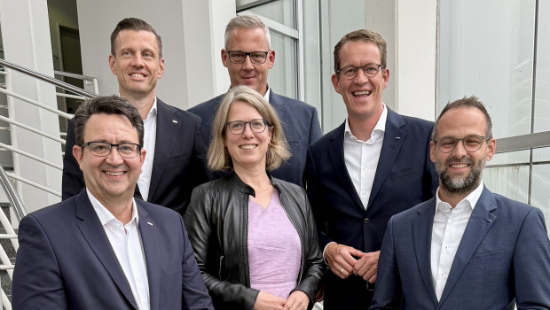 Dachser-CDO Stefan Hohm (v.l.), Dachser-COO Alexander Tonn, Kai Pervölz, Head of Business Unit vom Fraunhofer IAIS, Alice Kirchheim, Director beim Fraunhofer IML, Dachser-CEO&nbsp;Burkhard Eling und Dachser-CFO Thomas Hiemer bekräftigten die Zusammenarbeit.&nbsp;