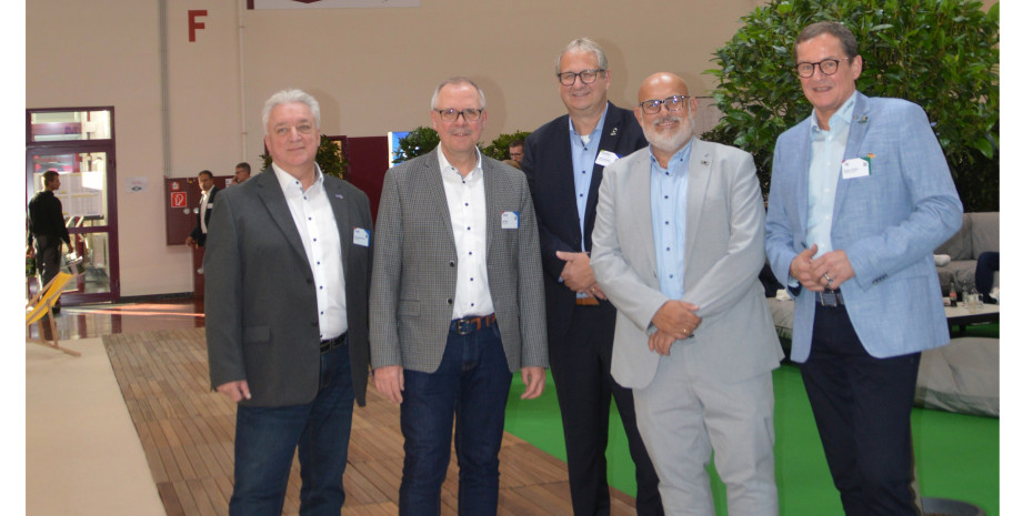 Auf dem Bauvista-Handelsforum blieben die Geschäftsführungen der Kooperationen positiv (v. l.): Thomas Niedermaier und Ralf Weiß von KEM, Jörg Kronenberg und Johannes Häringslack von der Bauvista und Norbert Theville von Landfuxx.