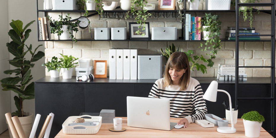 Im häuslichen Arbeitszimmer können Aufbewahrungsboxen dabei helfen, den Überblick zu behalten. 