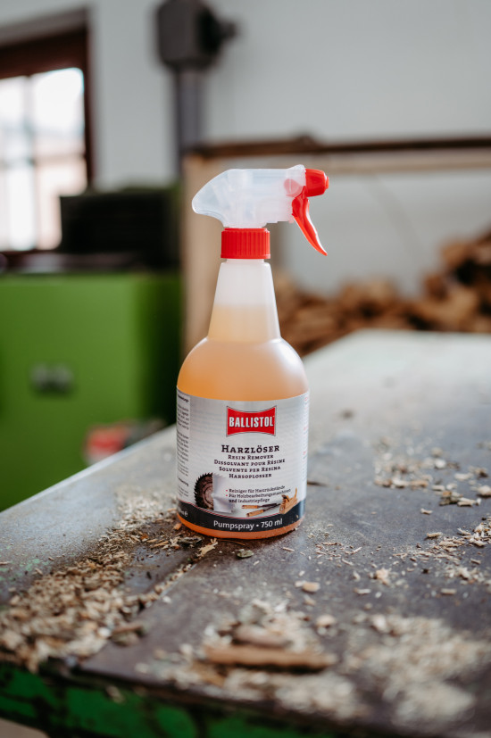 Der Harzlöser ist ein Highlight im Technik-Sortiment. Er wirkt gegen Verschleiß und sorgt dafür, dass Klingen und Sägeblätter wieder sauber schneiden.  Der Harzlöser ist ein Highlight im Technik-Sortiment. Er wirkt gegen Verschleiß und sorgt dafür, dass Klingen und Sägeblätter wieder sauber schneiden.