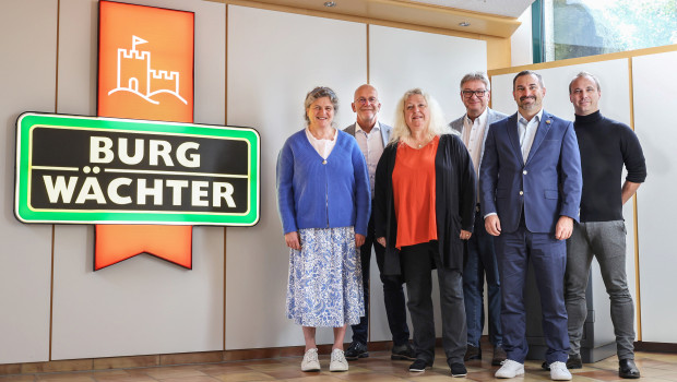 Wurden für ihr Jubiläum gefeiert beziehungsweise in den Ruhestand verabschiedet (v.l.): Heidrun Lüling, Detlef Schmale, Irmtraud Lüling, Bernd Husmann, Geschäftsführer Christopher Lüling und Gerrit Lüling, Gesamtbereichsleiter Vertrieb.