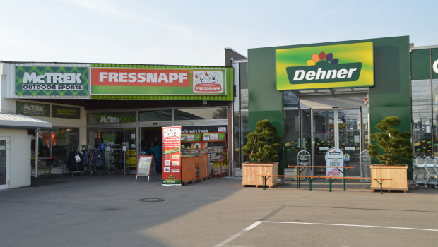 Dehner eröffnet morgen, 16. März 2017, eine weitere Filiale im Großraum Stuttgart. In Filderstadt-Plattenhardt ist der Gartencenterfilialist in das Flora-Gartencenter gezogen. Diesen Markt hat seit 1977 bis zum 31. Dezember 2016 die Familie Goldemann betrieben, die die Immobilie nun an Dehner vermietet. An dem bestehenden Glashaus mit seiner Verkaufsfläche von 3.000 m² hat Dehner lediglich im Kassenbereich und bei der Floristik eine größere Baumaßnahme umgesetzt und natürlich den Eingang mit dem Dehner-Logo umgestaltet. Rund 350 m² Verkaufsfläche entfallen auf eine Galerie; hier werden Gartenmöbel und das Grillsortiment präsentiert. Sehr klein fällt die Freifläche aus.
