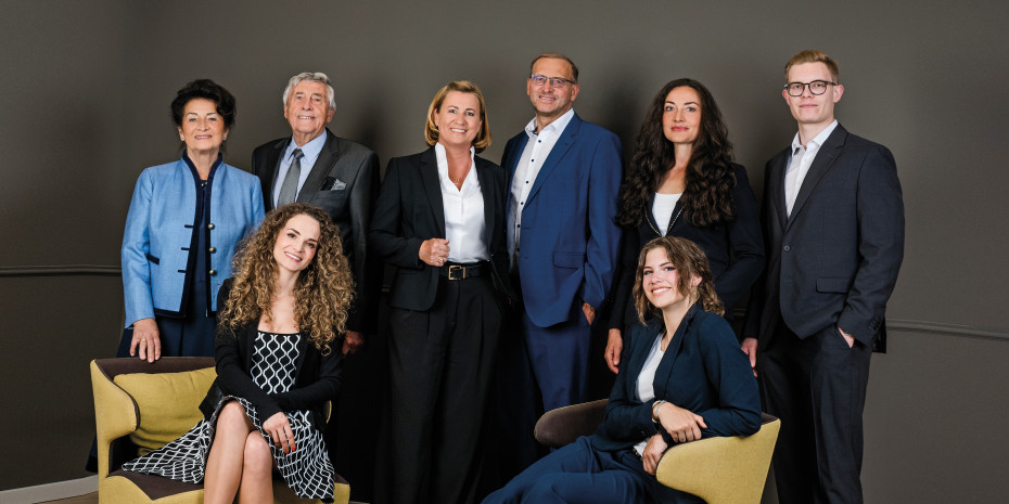Bei FN Neuhofer arbeitet die gesamte Familie im Unternehmen mit: Christiana und Franz Neuhofer senior bilden die neunte Generation, Helga und Franz Neuhofer die aktuelle Geschäftsleitung, auch Franz‘ Schwester Caroline Schön ist mit dabei und Sohn Sebastian sowie die beiden Töchter Victoria (vorne li.) und Sarah bringen sich schon in Stellung.  