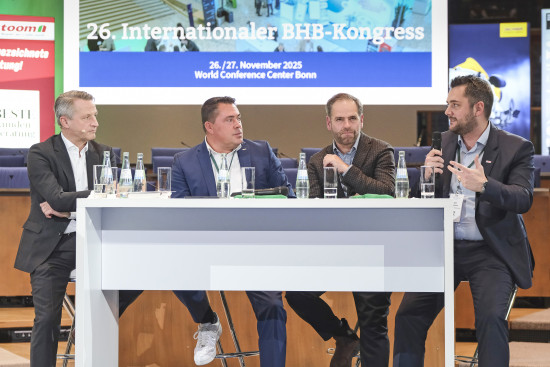 Den Schlusspunkt des ersten Kongresstages setzte eine Podiumsdiskussion mit (v. l.) dem RTL-Journalisten Nikolaus Blome, dem Toom-CEO Jochen Vogel, Felix Muxl von der Gruppe Nymphenburg und Björn Watzlawik, Vertriebschef Deutschland von Bosch Power Tools.