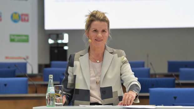 Karin Dohm - hier bei ihrem Vortrag auf dem BHB-Kongress im November 2022 - bleibt weitere fünf Jahre CFO von Hornbach.