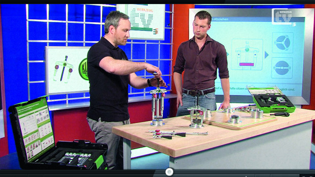Werkzeuge im Fernsehen: Ein Experte des Herstellers und ein Moderator erklären die Produkte.