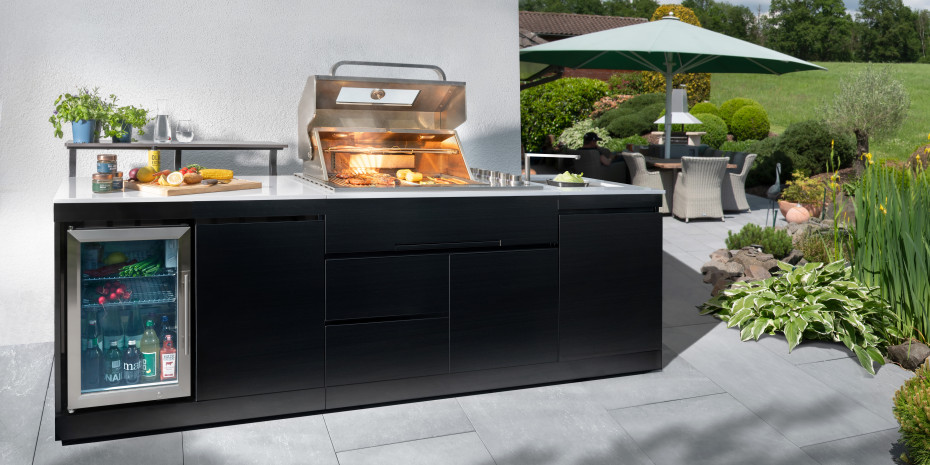 Vom Kompakt-Modell mit Grill und Arbeitsfläche bis zu voll ausgestatteten Varianten mit Spüle, Kühlschrank  und Kochfeld – Outdoorküchen sind heute mehr als nur eine einfache Grillstation.