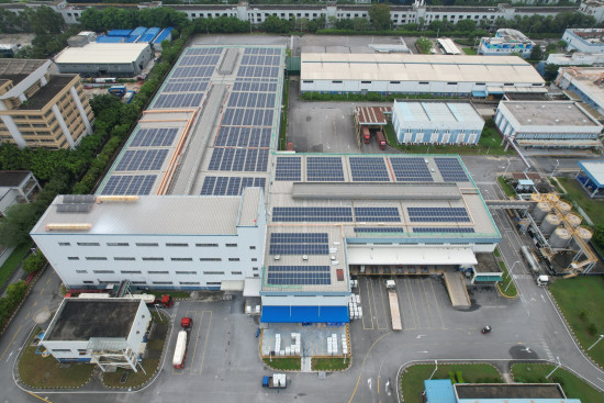 Auf dem Dach der Produktionsstätte in Guangzhou wurden bislang knapp 3.000 Solarmodule installiert. 