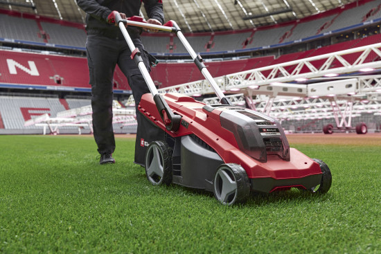 Die Greenkeeper des FC Bayern München pflegen die Rasenflächen überwiegend mit Geräten der Power X-Change-Serie von Einhell.