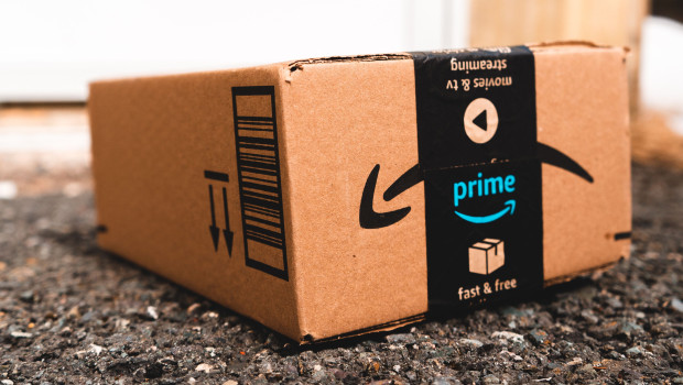 Im deutschen Onlinehandel gehen 63 Prozent aller Umsätze an Amazon. Die Reichweite der Plattform ist enorm: 97 Prozent der deutschen Onlineshopperinnen und -shopper kaufen bei dem US-amerikanischen Gigangen, 59 Prozent nutzen eine Prime-Mitgliedschaft.