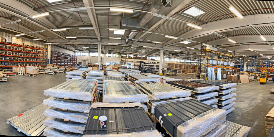 Blick in eine Lagerhalle des Dachspezialisten. 